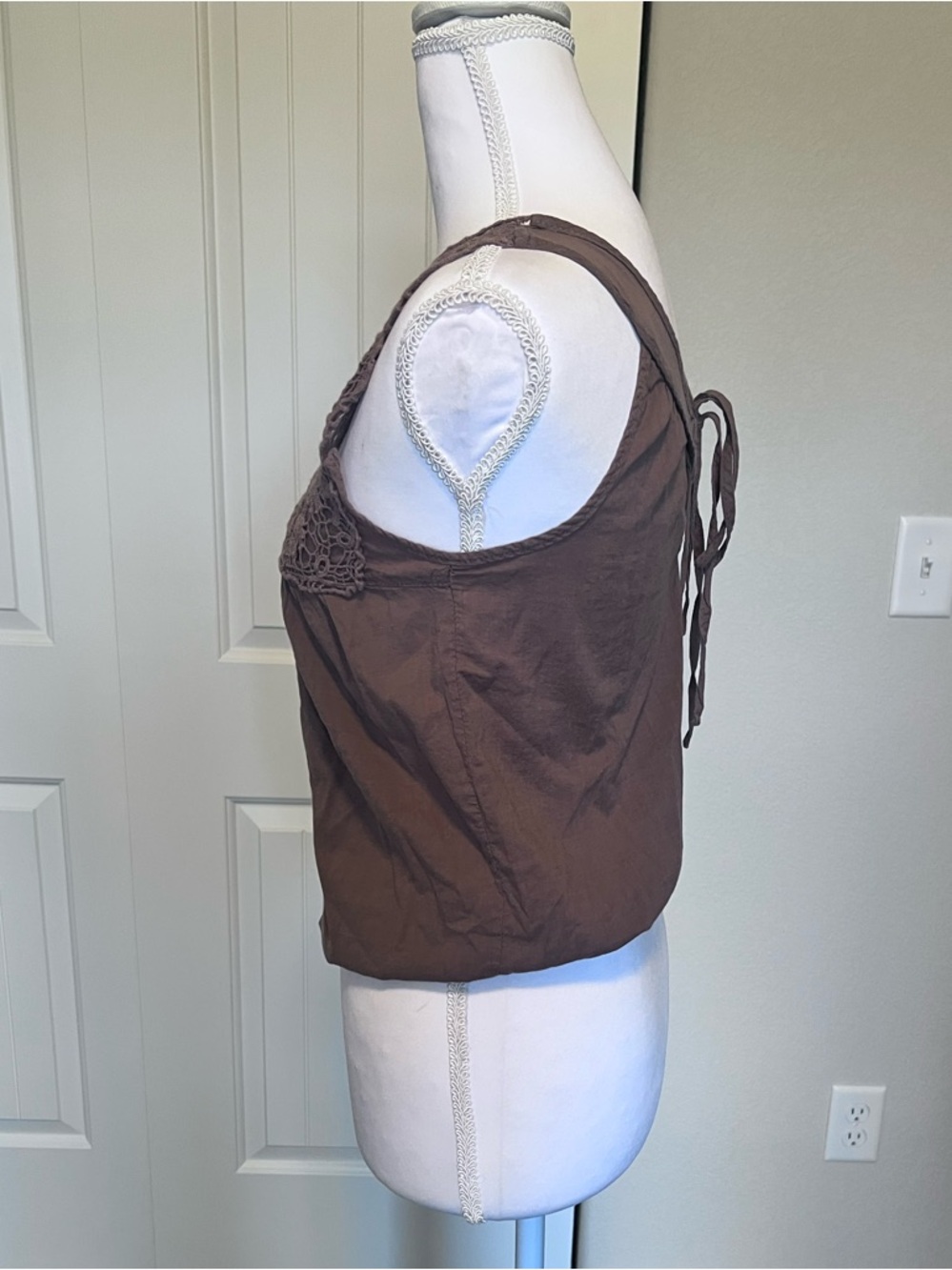 Vintage 579 Brown Crochet Yoke Tank Camisole Tie Back Elastic Waist PTP 15” XS/S - Picture 3 of 10